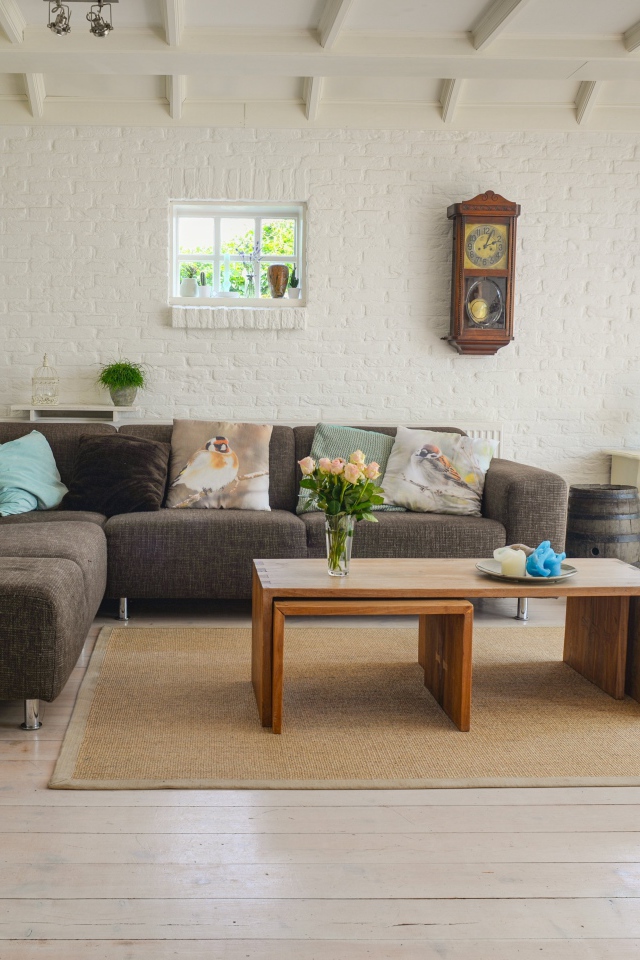 Большой диван в гостиной комнате с цветами