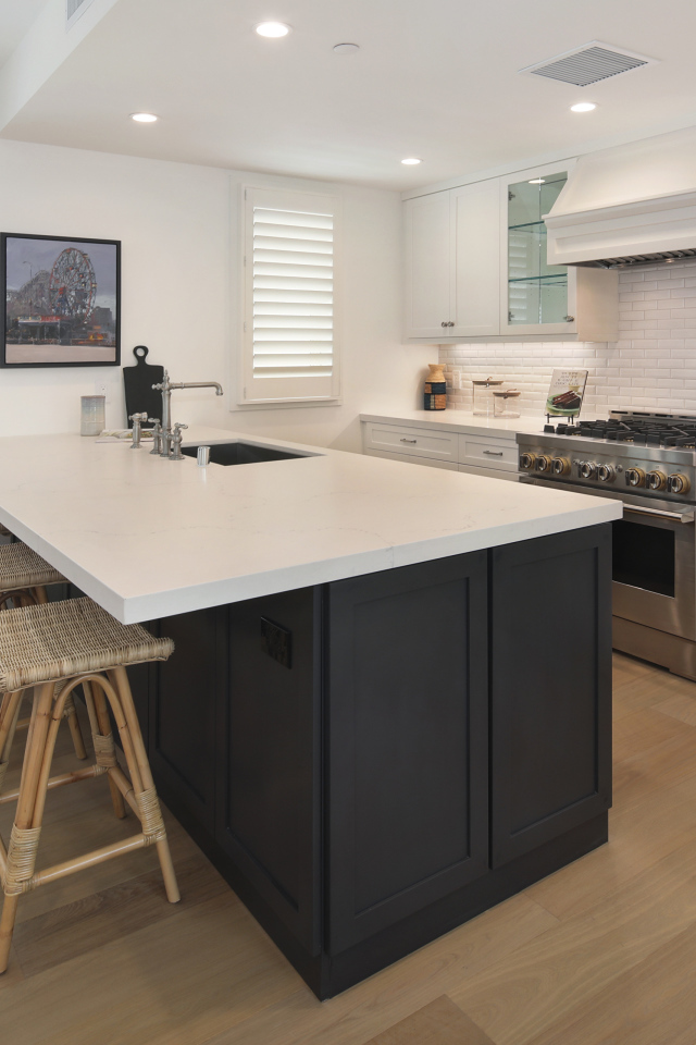 Большой стол со стульями в кухне с белой мебелью 