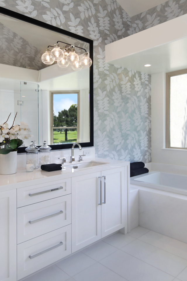 Большая белая ванная с большим окном 