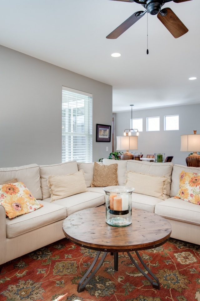 Большой белый диван в квартире студии