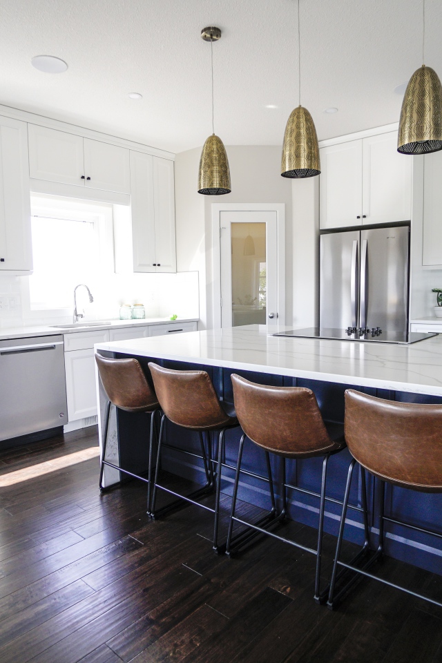 Кожаные кресла в большой кухне с белыми стенами