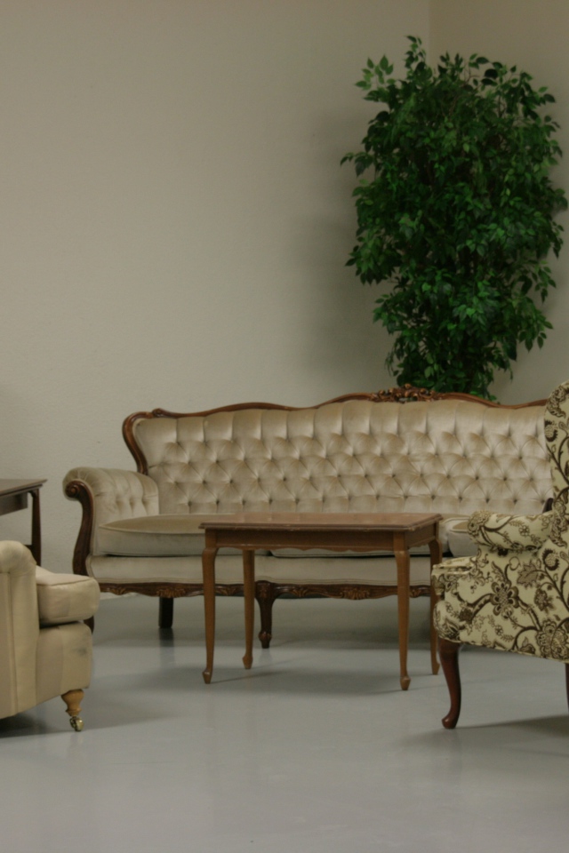 Кожаный диван и два кресла в гостиной 