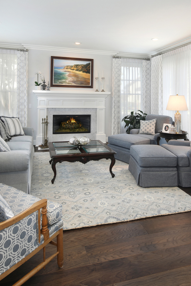 Гостиная комната с серой мебелью и камином 