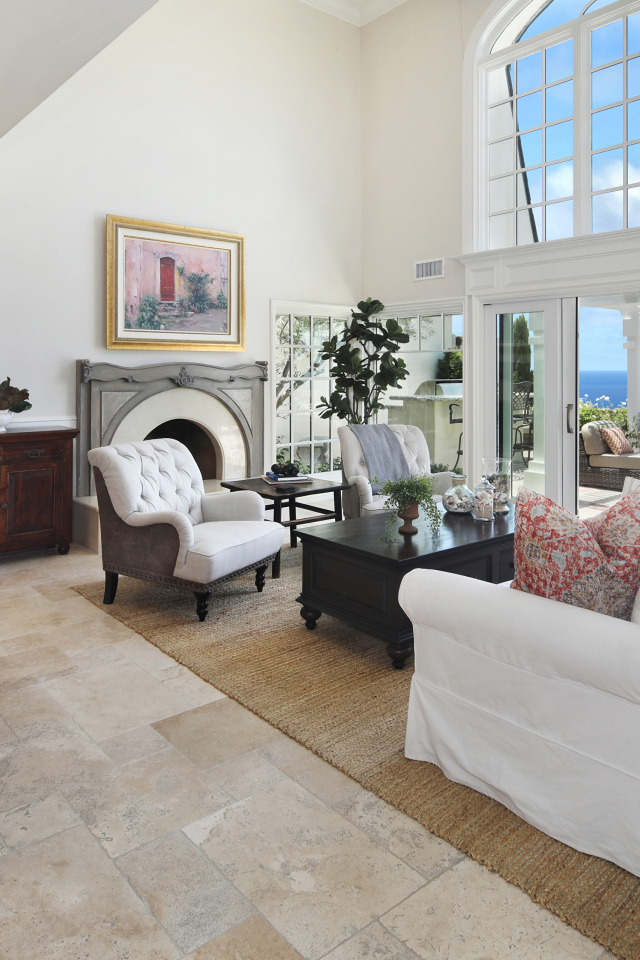 Гостиная комната с высоким потолком и большим окном