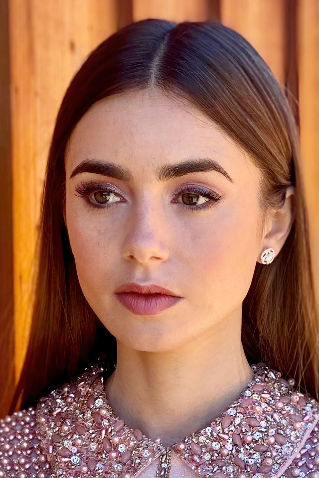 Длинноволосая кареглазая девушка Лили Коллинз