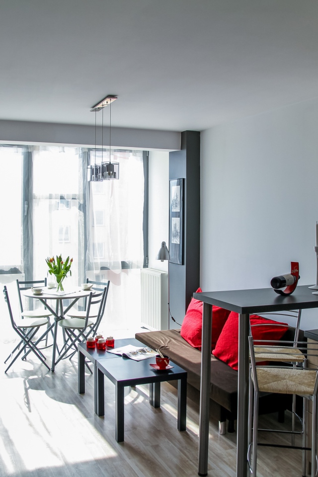 Новая современная кухня с балконом