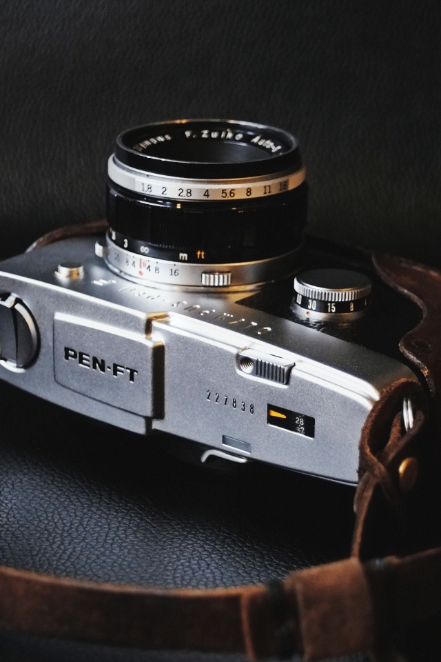 Старый фотоаппарат на черном фоне