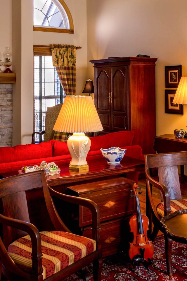 Старая мебель в комнате с камином