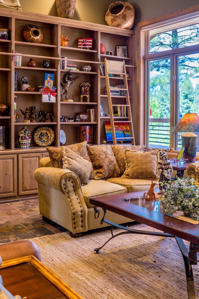 Старый дом с антиквариатом на шкафу