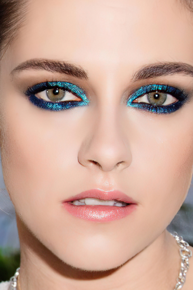 Популярная актриса Кристен Стюарт с накрашенными глазами