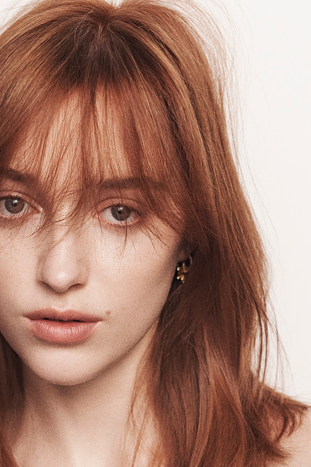 Рыжеволосая актриса Фиби Дайневор на белом фоне