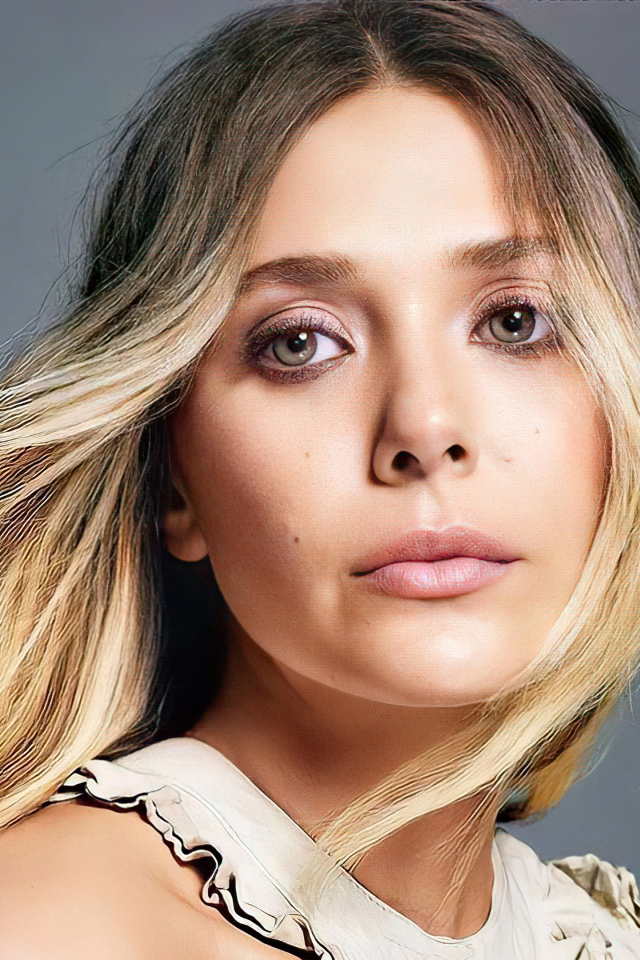 Грустная девушка, актриса Элизабет Олсен на сером фоне