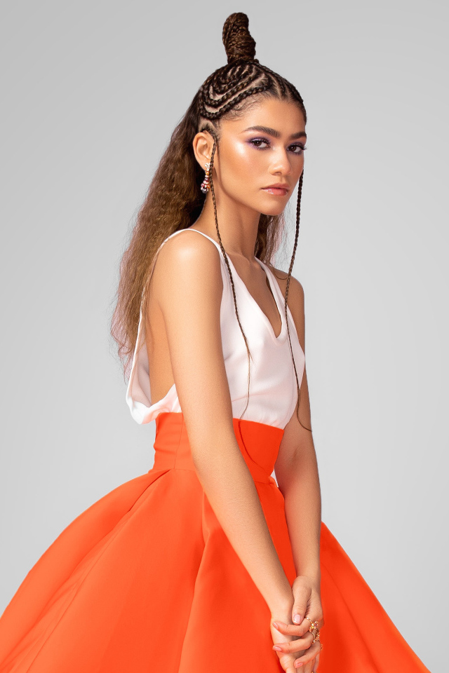 Грустная девушка актриса Зендая на сером фоне