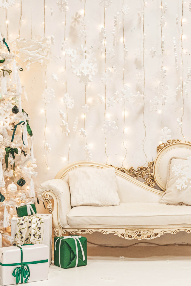 Диван и наряженная ель на Рождество 