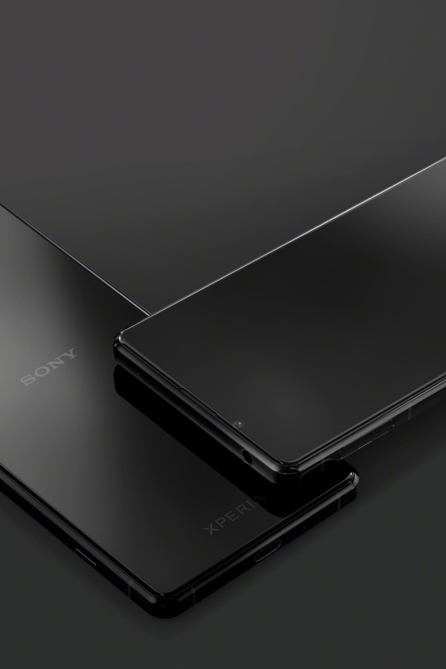 Черный тонкий смартфон Sony Xperia 1 II