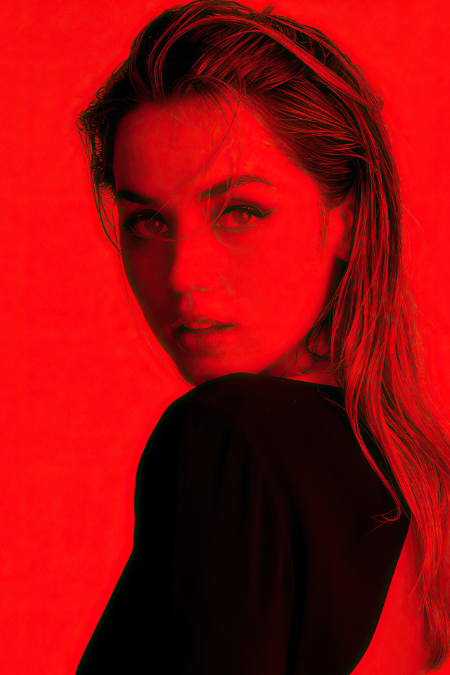 Испанская актриса Ана де Армас на красном фоне