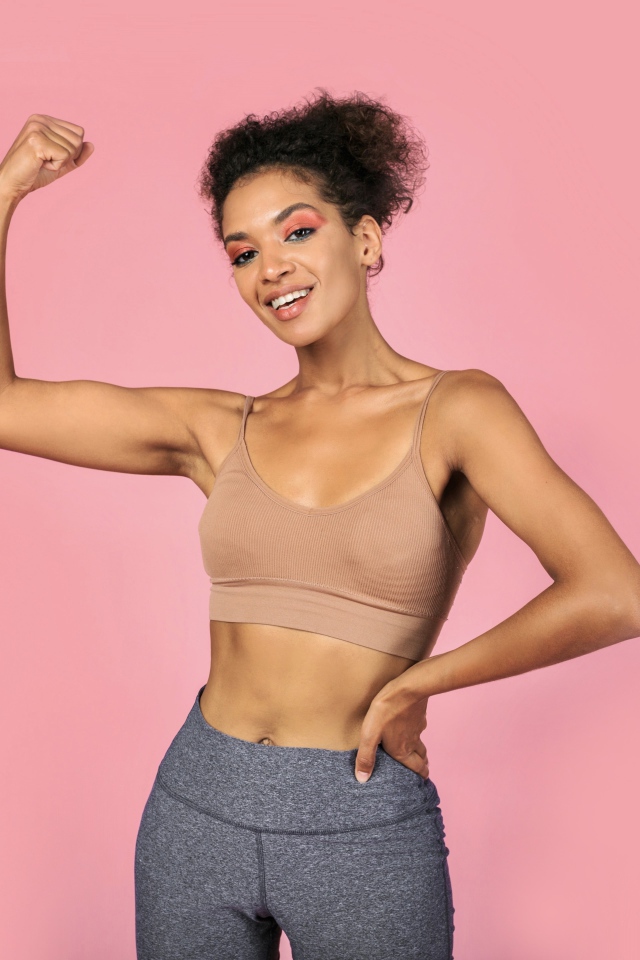 Спортивная девушка на розовом фоне