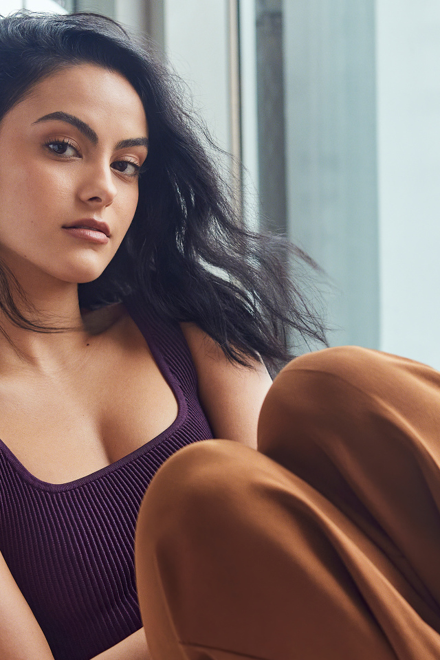 Стильная брюнетка Камила Мендес сидит на кресле