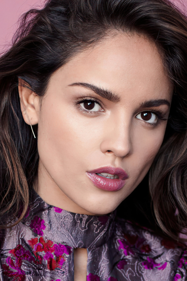 Стильная брюнетка Эйса Гонсалес на розовом фоне