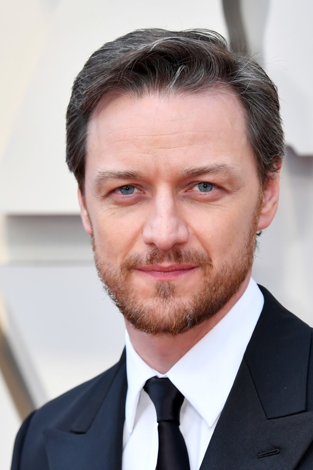 Стильный мужчина, актер Джеймс МакЭвой в костюме