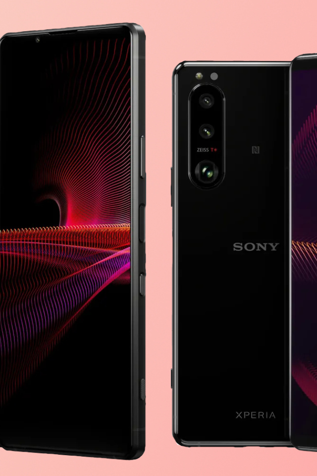 Стильные тонкие смартфоны Sony Xperia 1 на розовом фоне