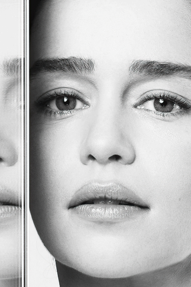 Лицо британской актрисы Эмилии Кларк