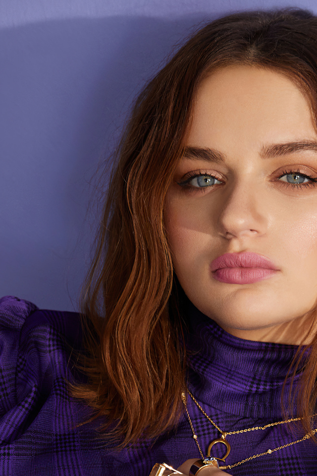 Лицо актрисы Джоуи Кинг на фиолетовом фоне