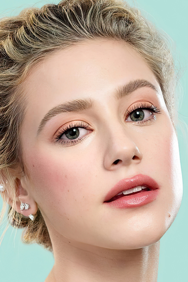 Лицо актрисы Лили Рейнхарт на голубом фоне