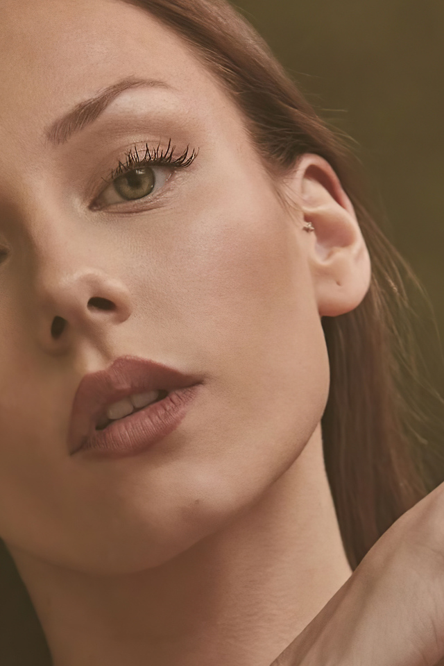 Лицо испанской актрисы Эстер Экспосито