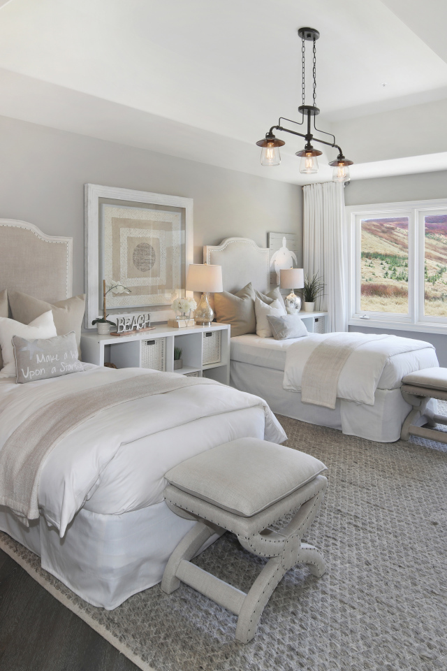 Две кровати в спальне с большим окном