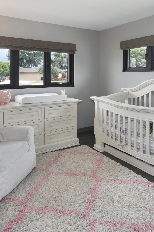 Белая мебель в детской комнате 