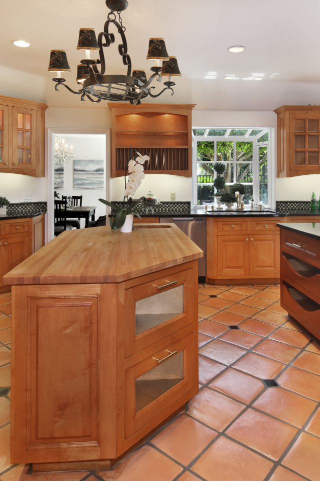 Деревянный стильный кухонный гарнитур 