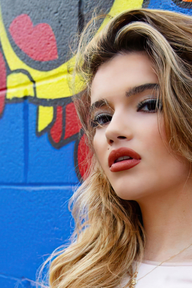 Молодая американская актриса Алексис Джейд Барнетт у стены