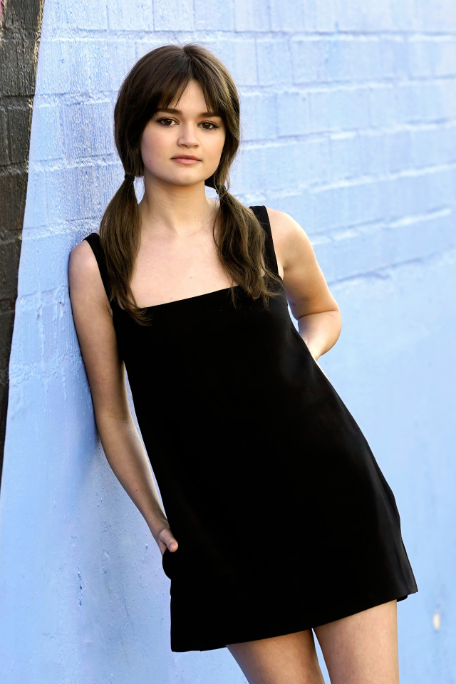 Молодая американская актриса Сиэра Браво в черном платье у стены