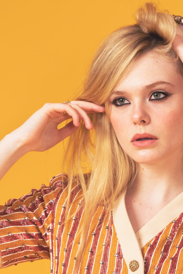 Молодая американская актриса Эль Фэннинг на желтом фоне