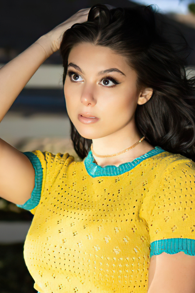 Молодая американская актриса Кира Косарин с рукой в волосах