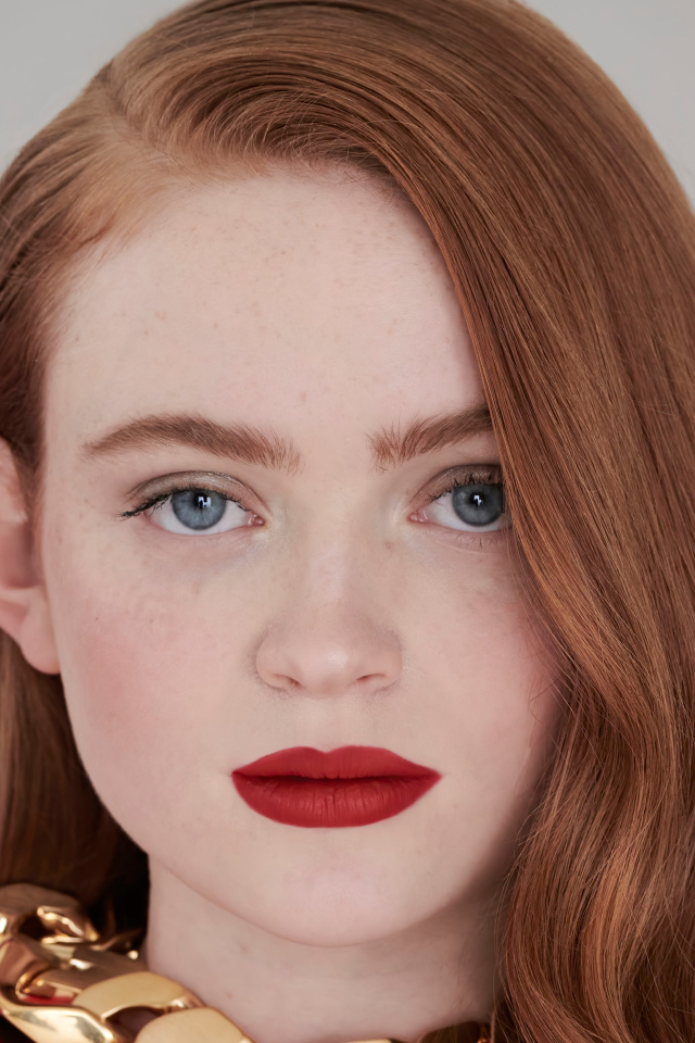 Молодая американская актриса Сэди Синк с рыжими волосами