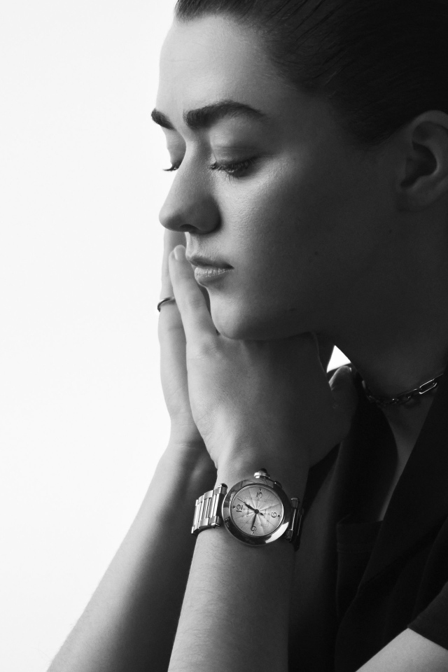 Молодая актриса  Мэйси Уильямс на белом фоне