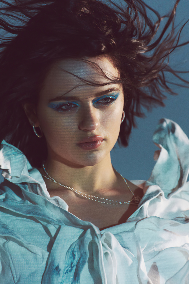 Молодая девушка актриса Джоуи Кинг на сером фоне