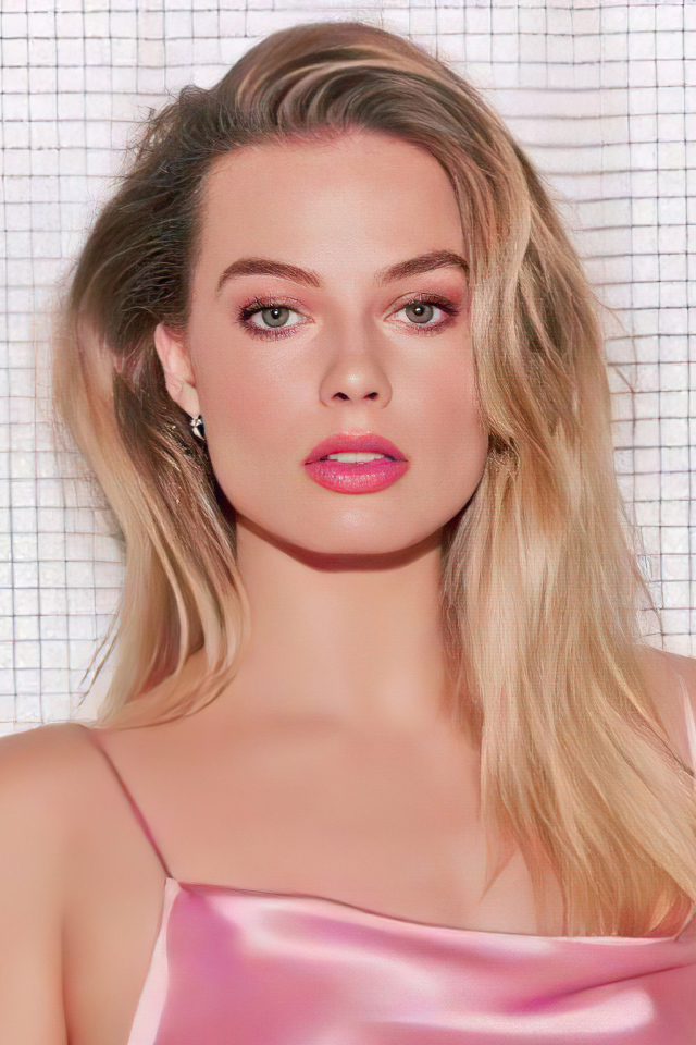 Молодая эффектная блондинка, актриса Марго Робби у стены