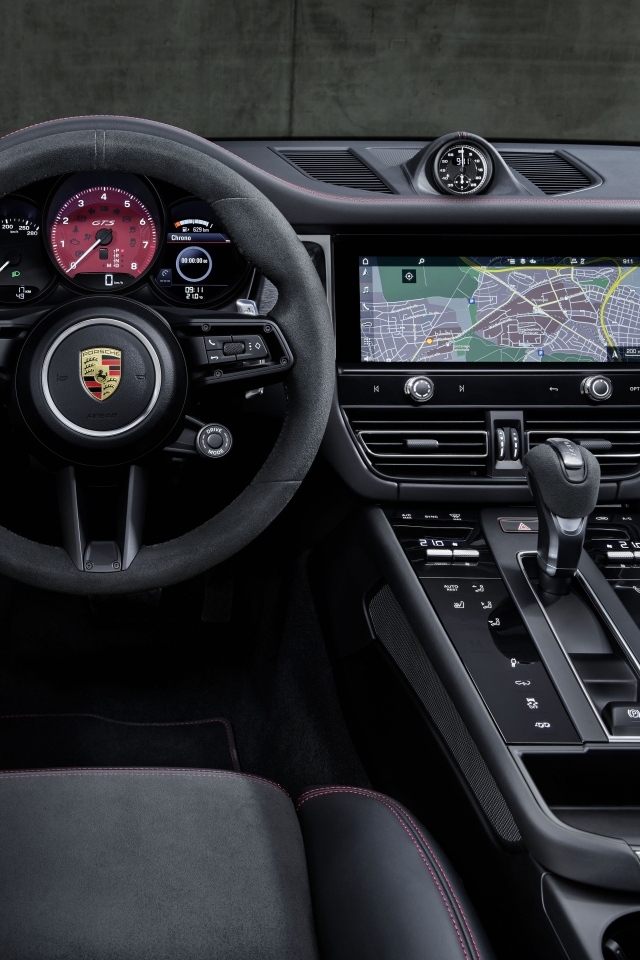 Черный салон автомобиля Porsche Macan GTS 2021 года 