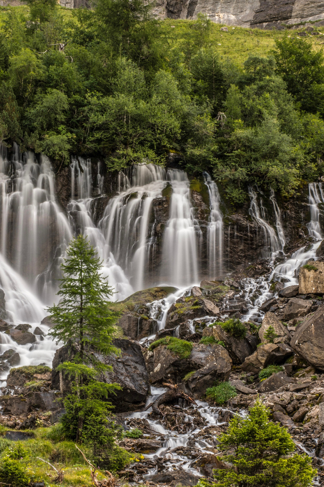 Водопад стекает по камням, Швейцария 