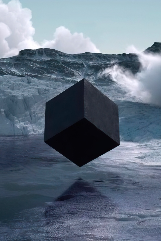 Большой черный куб над водой