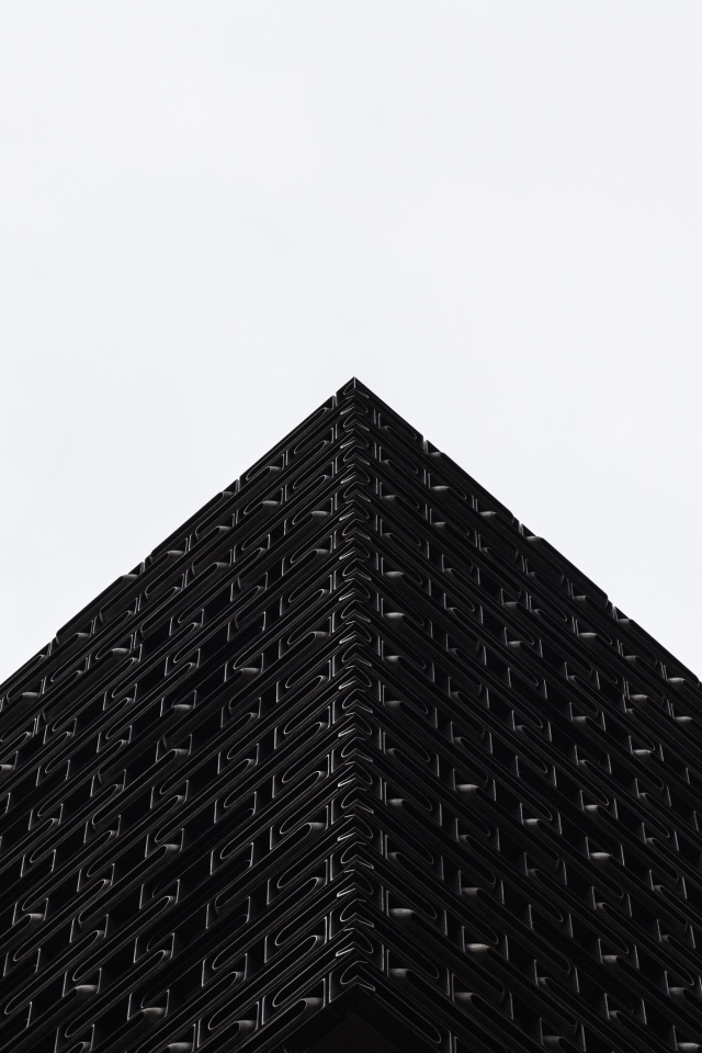 Черная 3д пирамида на белом фоне