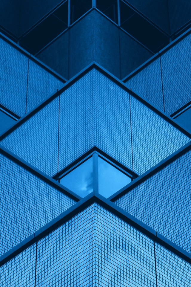 Голубые треугольники многоэтажного дома