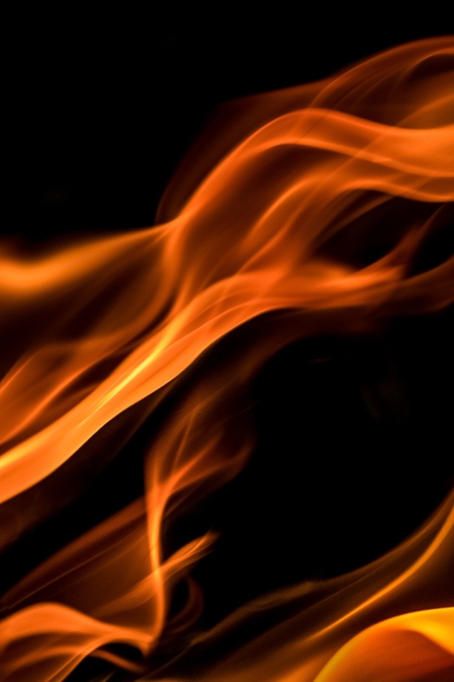 Яркие вспышки огня на черном фоне