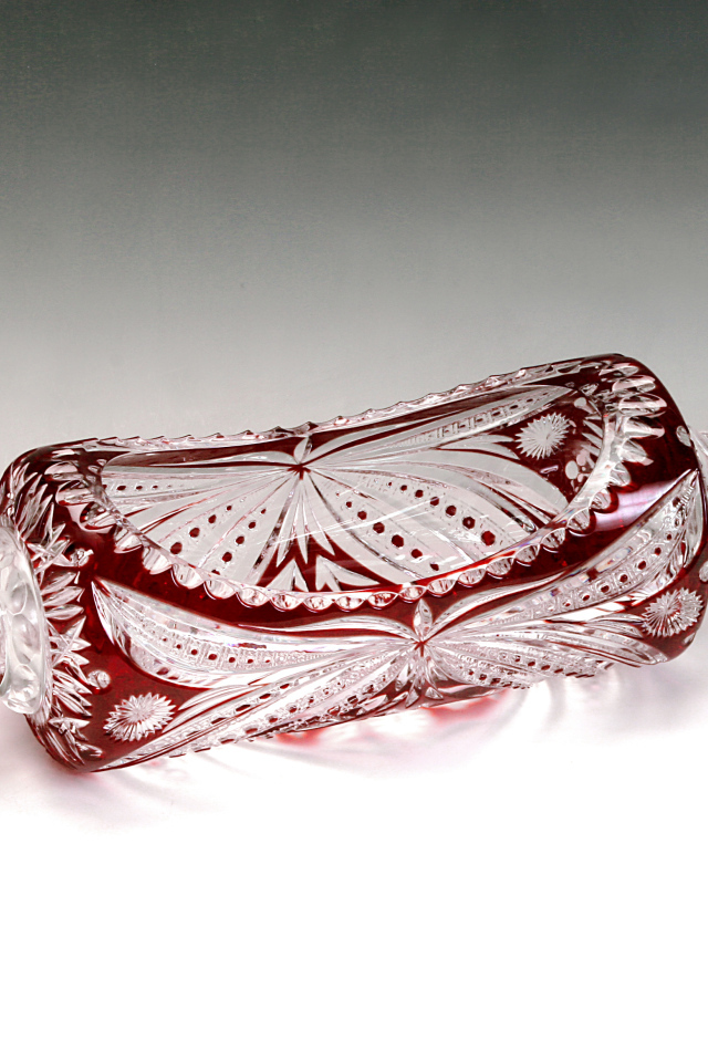 Декоративная хрустальная конфета на сером фоне