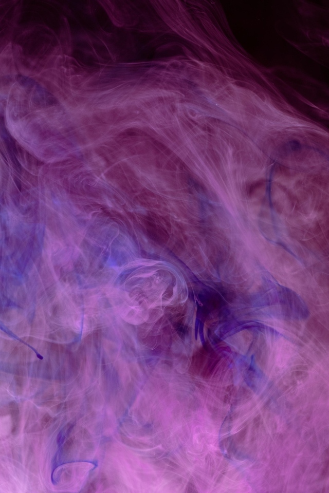 Розовый дым на черном фоне