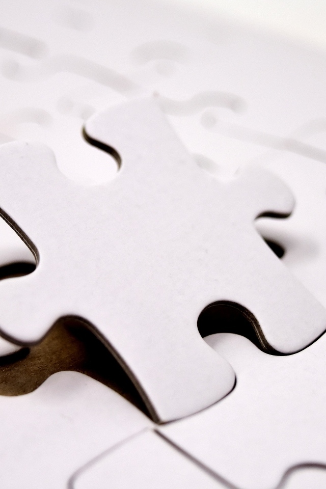 Белый пазл в мозаике на столе