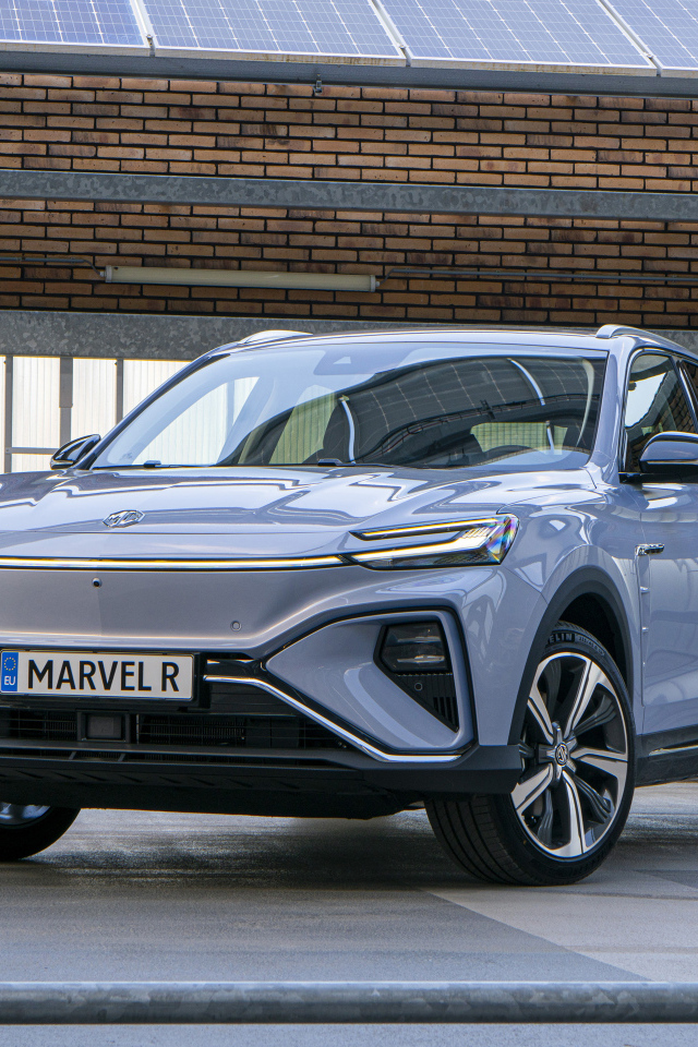 Серебристый автомобиль MG Marvel R 2023 года